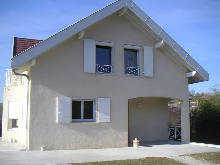 Améliorez l'aspect visuel de votre bâtiment avec des travaux de peinture extérieure de haute qualité.